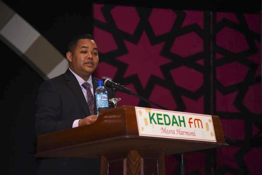 Pengerusi Jawatankuasa Penerangan, Komunikasi dan Multimedia dan Badan-Badan Bukan Kerajaan (NGO) Negeri Kedah, Mohd Firdaus Ahmad berucap menyampaikan amanat kerajaan negeri kepada jabatan dan agensi dibawah portfolio beliau