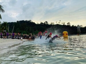 Peserta memulakan acara dengan berenang sejauh 3.8km.
