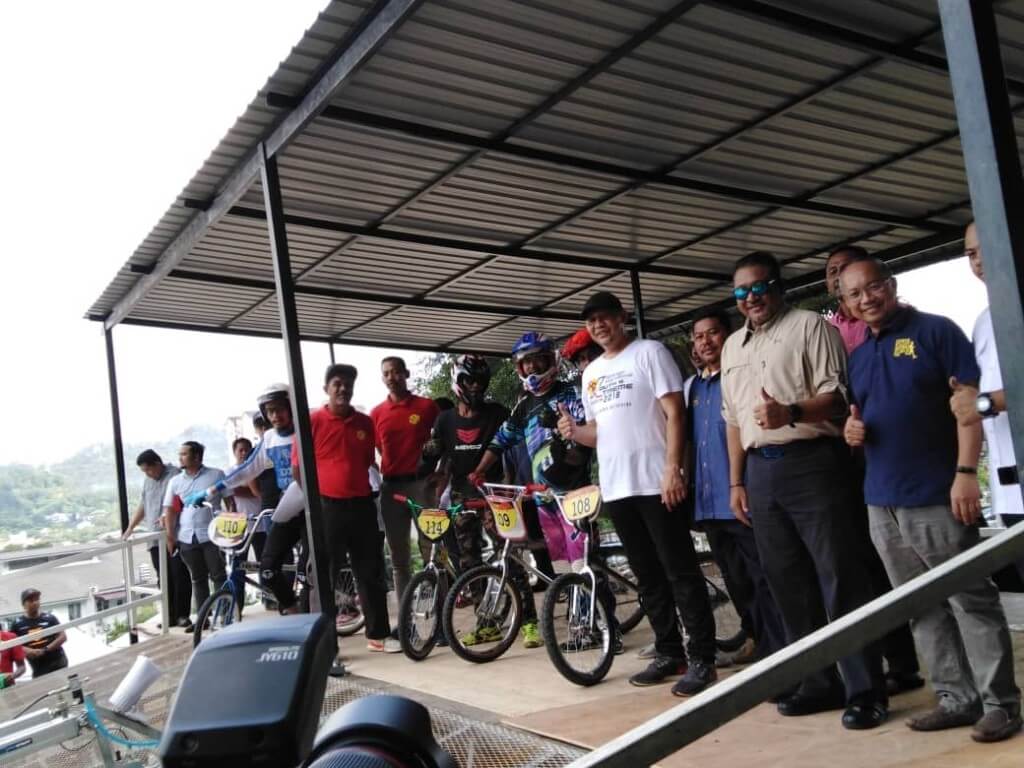 Khairudin (empat dari kanan) bergambar bersama peserta ketika meninjau trek Basikal.BMX di Taman Ekstrem Gua Damai, Batu Caves, semalam.