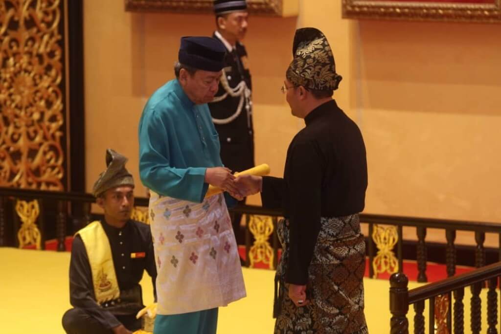 Sultan Selangor, Sultan Sharafuddin Idris Shah menyerahkan surat pelantikan sebagai EXCO kepada Mohd Khairuddin Othman di Istana Alam Shah, hari ini.