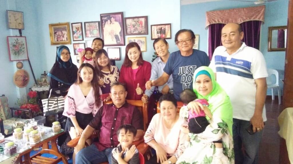 Masyarakat Melanau Islam dan berketurunan Cina berkunjung ke rumah saudara mereka yang beragama Kristian 