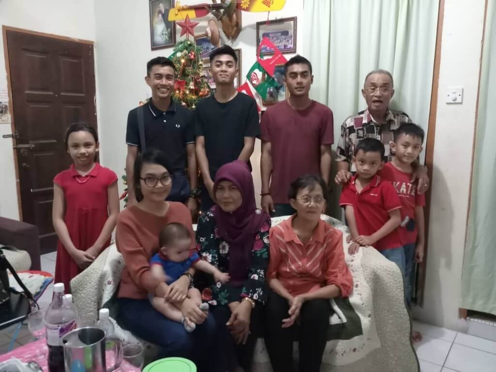 Sebuah keluarga Melanau Kristian bersama anak-anak yang memeluk Islam meraikan Hari Krismas.