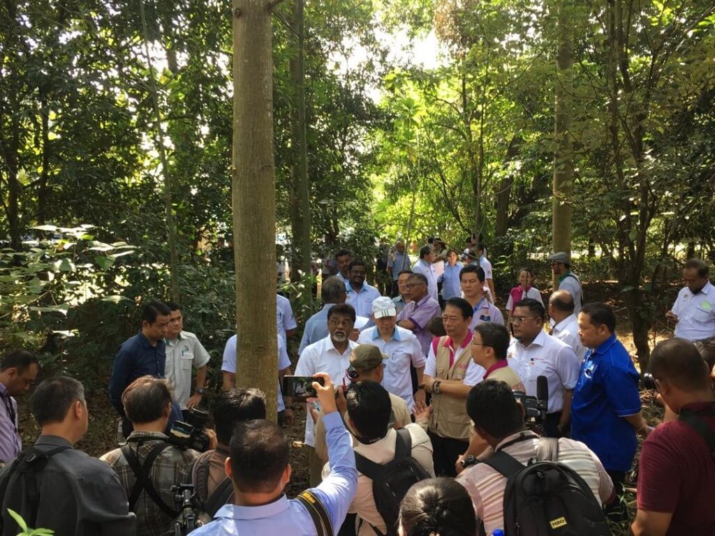 Menteri Air, Tanah dam Sumber Asli, Xavier Jayakumar turut dibawa melihat sendiri pokok yang telah ditanam dan diberi penerangan mengenaik projek tersebut