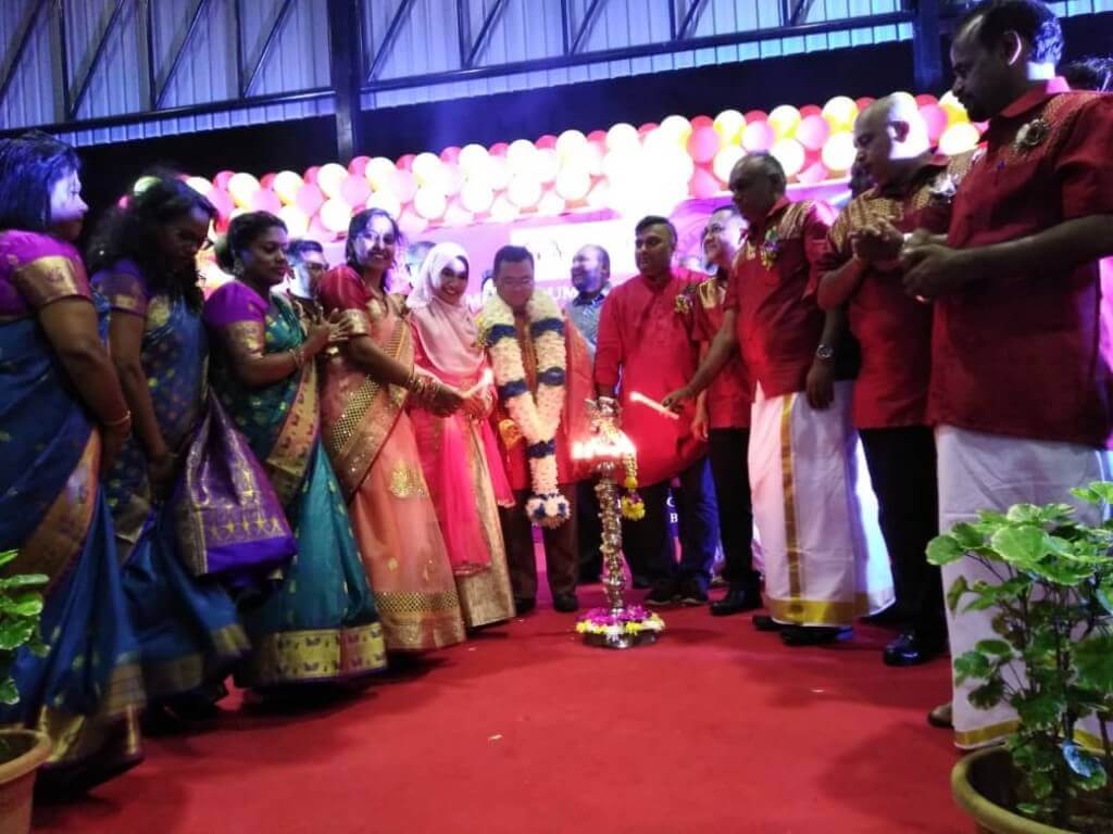Amirudin (memakai Bunga malai) menyaksikan pemimpin kaum India menyalakan pelita sebagai simbolik sambutan Deepavali DUN Sungai Tua.