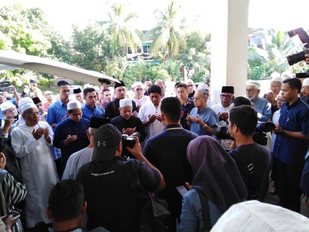 Perdana Menteri, Tun Dr Mahathir Mohamad dan orang ramai mengaminkan doa ketika menziarahi Allahyarham Tan Sri Zainudin Maidin di Surau At-Tarbiah, Taman Melawati, pagi tadi.