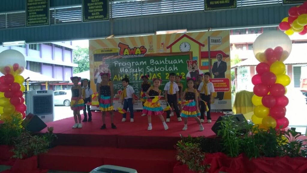 Persembahan daripada anak-anak TAWAS sempena penyampaian bantuan masuk sekolah di SK (2) Taman Selayang.