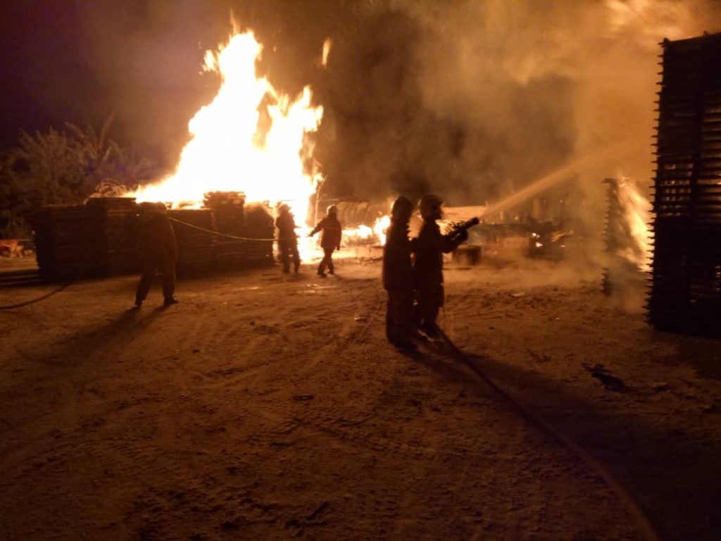 Anggota Bomba berusaha memadamkan kebakaran rumah kongsi di Batu Arang, semalam.