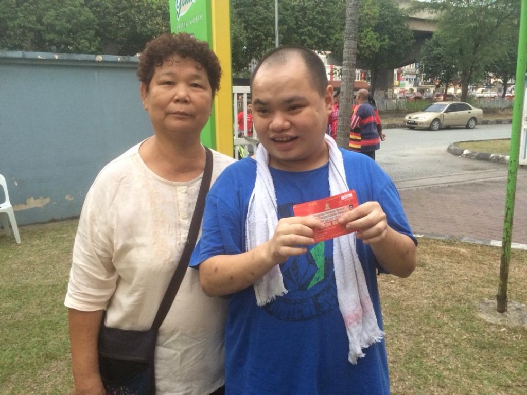 Keceriaan di wajah Ng Ing Huat (kanan) bersama ibunya selepas menerima baucar 'Jom Shopping' di Batu Caves, hari ini.