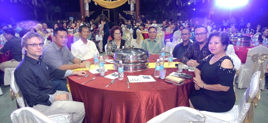 Celestina (empat dari kiri) dan Asnan (empat dari kanan) bersama pegawai-pegawai dan delegasi antarabangsa