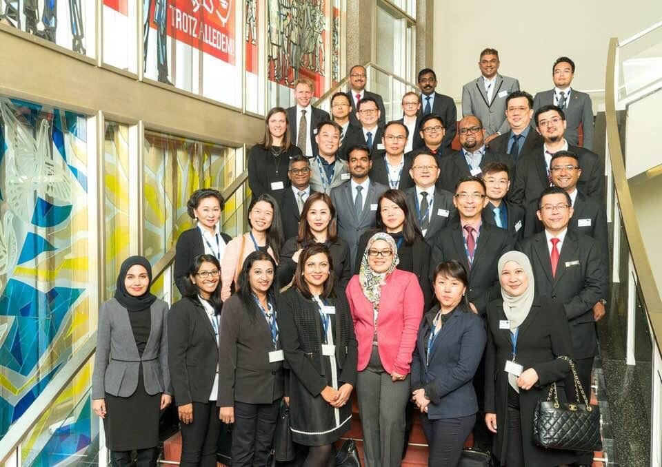 Gambar Sharnaz (depan paling kiri)mewakili negeri Sarawak bersama rombongan Smart Business Leaders ke Berlin pada tahun 2017