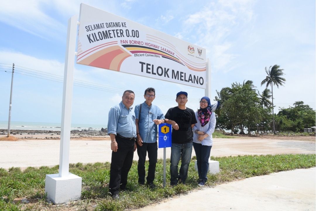 Gambar kenangan wartawan Malaysiaktif di Telok Melano yang merupakan titik permulaan Lebuhraya Pan Borneo