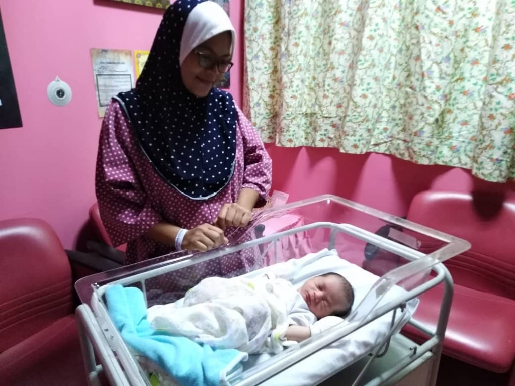 Siti Nur Atikah Mohd Zaki, 25 Tahun bersama anak lelaki dilahirkan jam 10.24am(3.23kg)