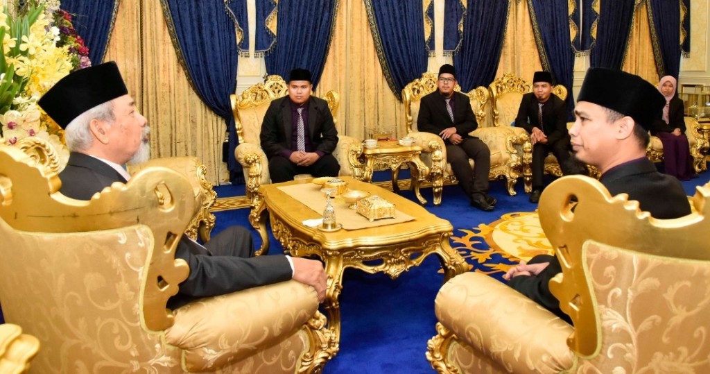 Tun Juhar (kiri) menerima kunjungan daripada pengurusan Pusat Pengajian Darul Hasanah