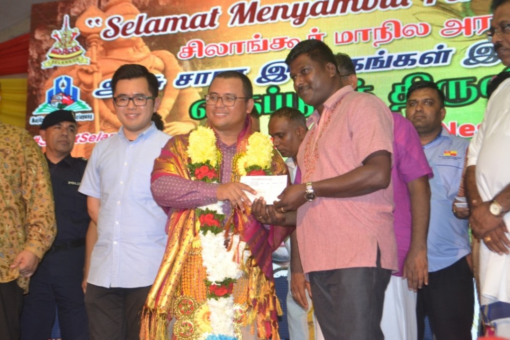 Amirudin (dua dari kiri) menyampaikan sumbangan kepada wakil kuil sempena sambutan Thaipusam peringkat negeri Selangor di Batu Caves, semalam.