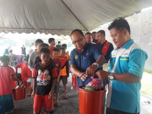 Penyerahan barangan keperluan asrama kepada pelajar Orang Asli daripada Pegarah JAKOA Terengganu & Kelantan, Hashim Bin Alang abdul Hamid