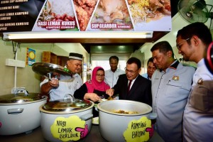 Menteri Besar, Datuk Osman Sapian ketika dibawa melawat premis-premis perniagaan yang terdapat di Medan Selera Iskandar Malaysia.