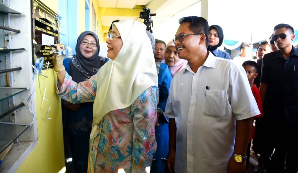 Wan Azizah menandatangani plak sekolah sebagai merasmikan kompleks sekolah berkenaan