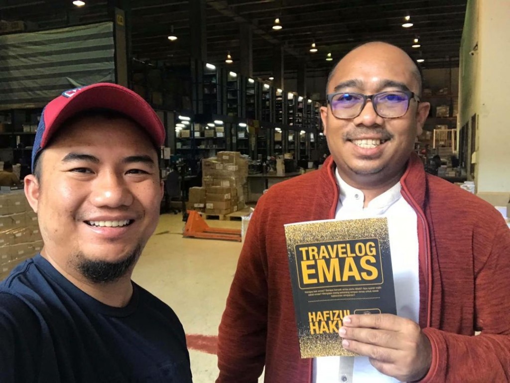Hafizul bergambar bersama Encik Mohd Azizul, Pegawai Pemasaran MPH Bookstore Petaling Jaya yang sedang memegang buku ‘Travelog Emas’