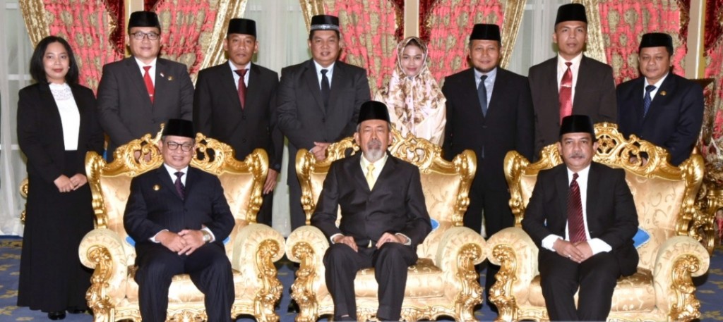 Dr H. Iranto Lambrie (duduk, kiri) dan Krishna Djelani (duduk, kanan) bersama delegasi bergambar kenangan bersama Tun Juhar (duduk, tengah).