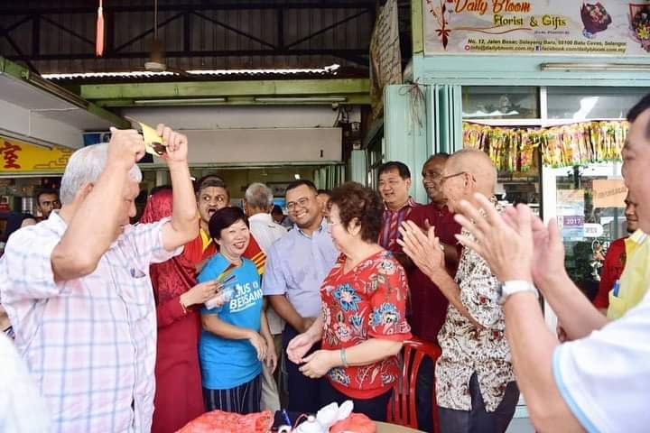 Reaksi masyarakat Tionghua memberikan tepukan setiap kali Menteri Besar, Amirudin Shari melangkah masuk ke kedai atau restoran di Selayang Baru.
