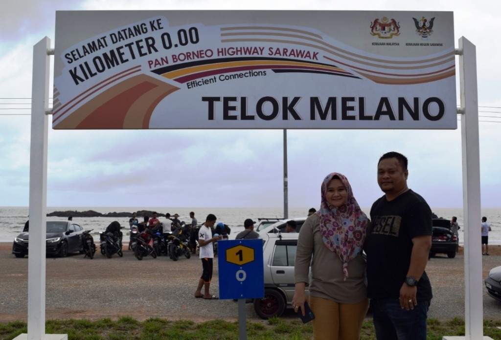 Mohd Nazib dan isteri bergambar kenangan di papan tanda KM0.00