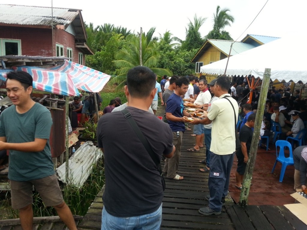 Para Belia menghidang  makanan ke rumah Penduduk kampung yang menghadapi musibah