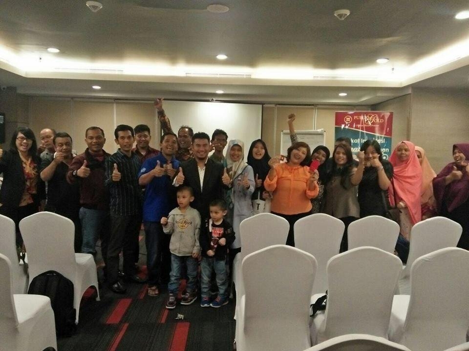 Hafizul bersama peserta seminar Emas semasa beliau menjadi speaker di Yogyakarta