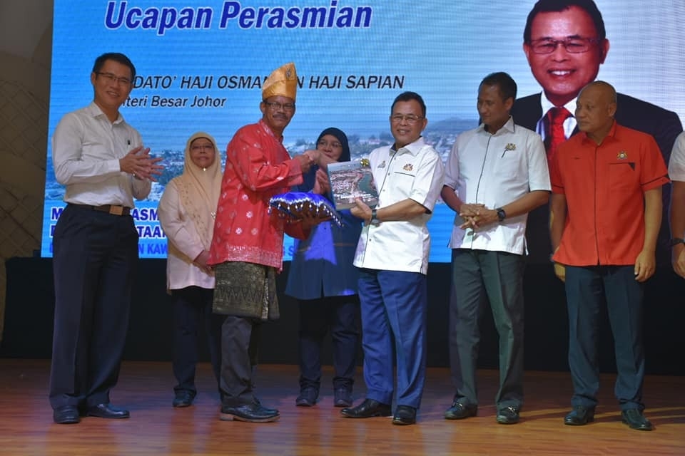 Ketua Kampung Sri Lumpur/ Bahagia menyerahkan Draf Laporan RKK Kampung Sri Lumpur Kepada Menteri Besar Johor.