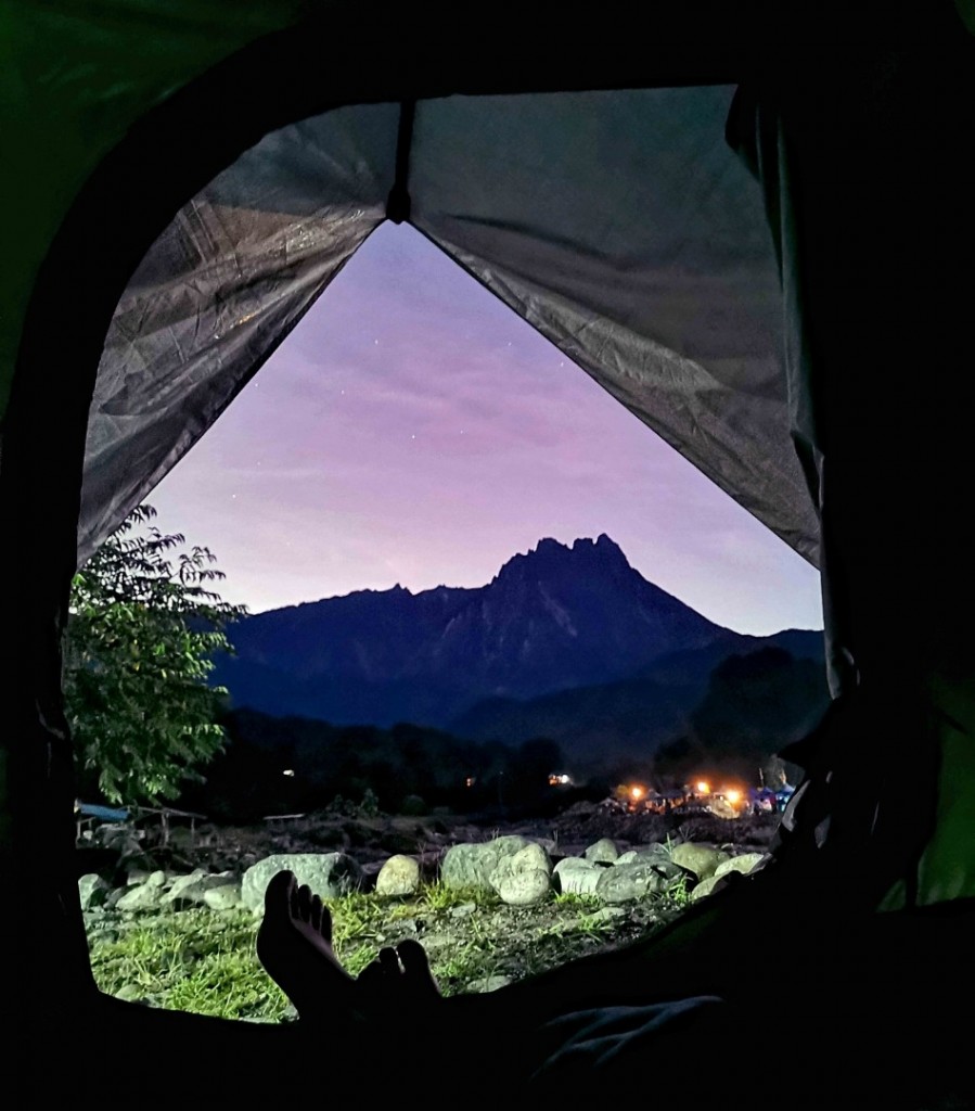Pemandangan awal pagi dari dalam khemah di Nahandang. 