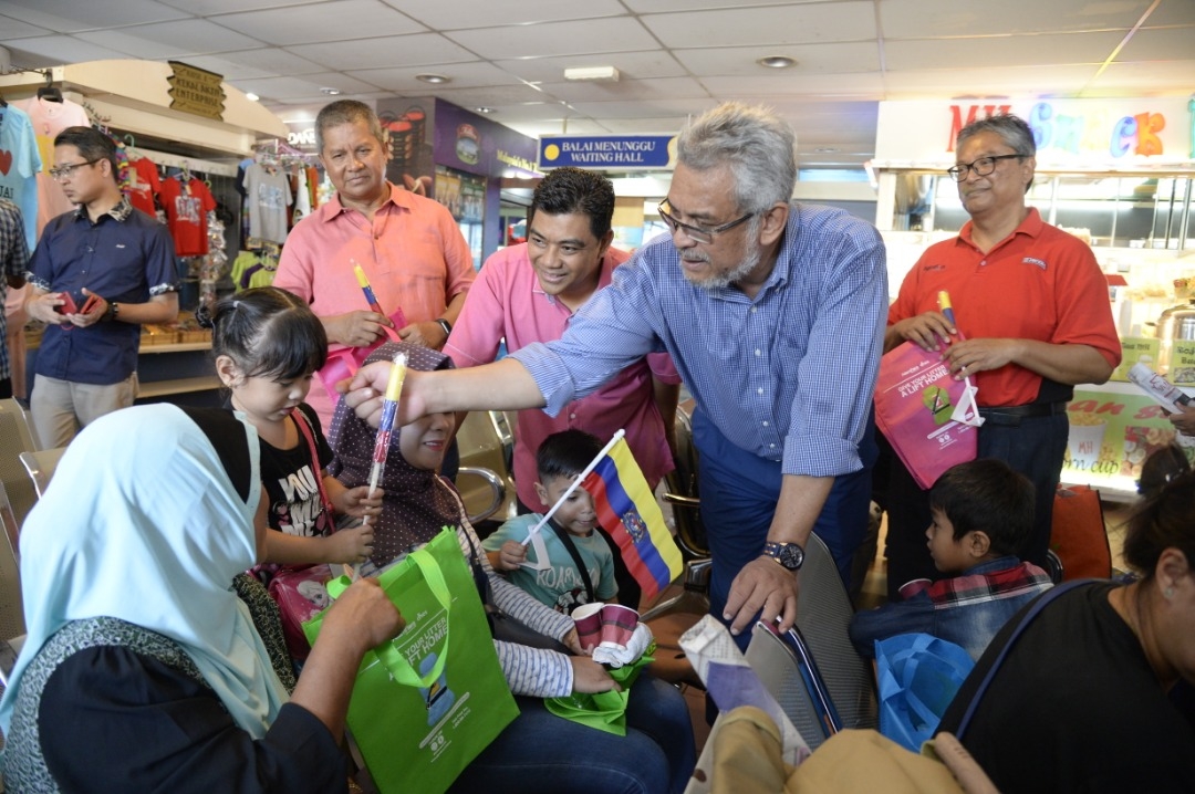 Khalid beramah mesra dengan penumpang Terminal Feri Penumpang Antarabangsa Labuan