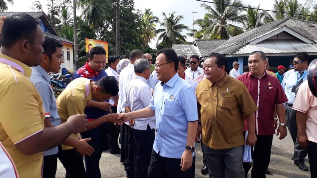 Menteri Besar Johor bersalaman dengan penduduk Felda Gugusan Lok Heng