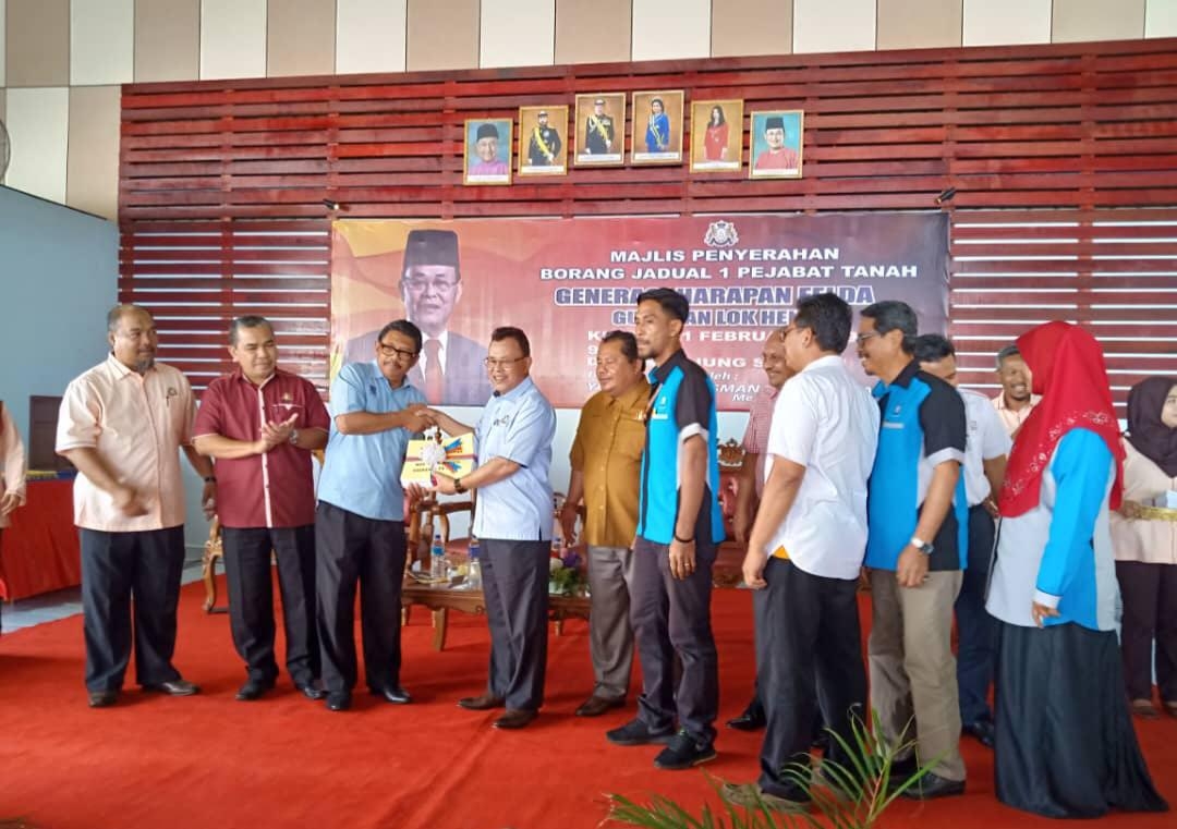 Menteri Besar Johor menyerahkan borang Jadual 1 Pejabat Tanah kepada Pengarah Tanah dan Galian Johor untuk diproses