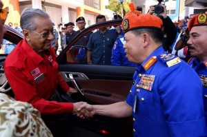 Roslan (kanan) bersalaman dengan Mahathir (kiri) setibanya Perdana Menteri itu di Kompleks Pejabat Daerah Pertahanan Awam Langkawi, di sini semalam.