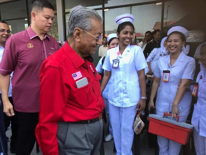 Dr. Mahathir (berbaju merah) sempat beramah mesra bersama-sama pelatih, di sini semalam.