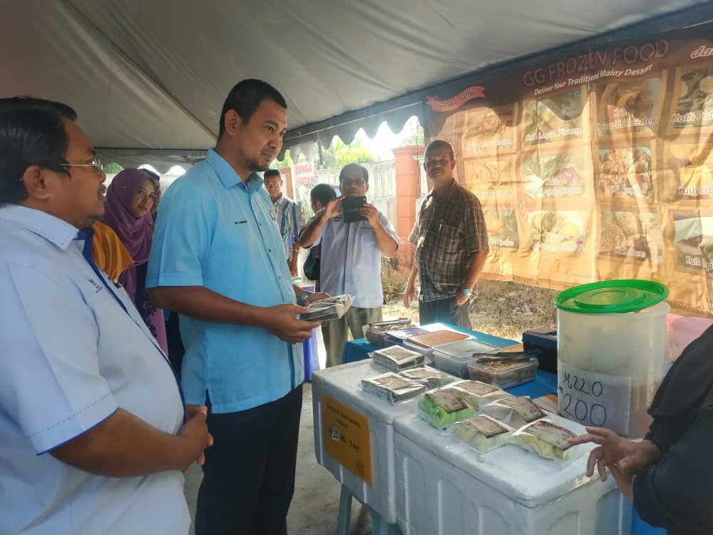 Dr Sahrudin melawat gerai pameran pengusaha - pengusaha kecil
