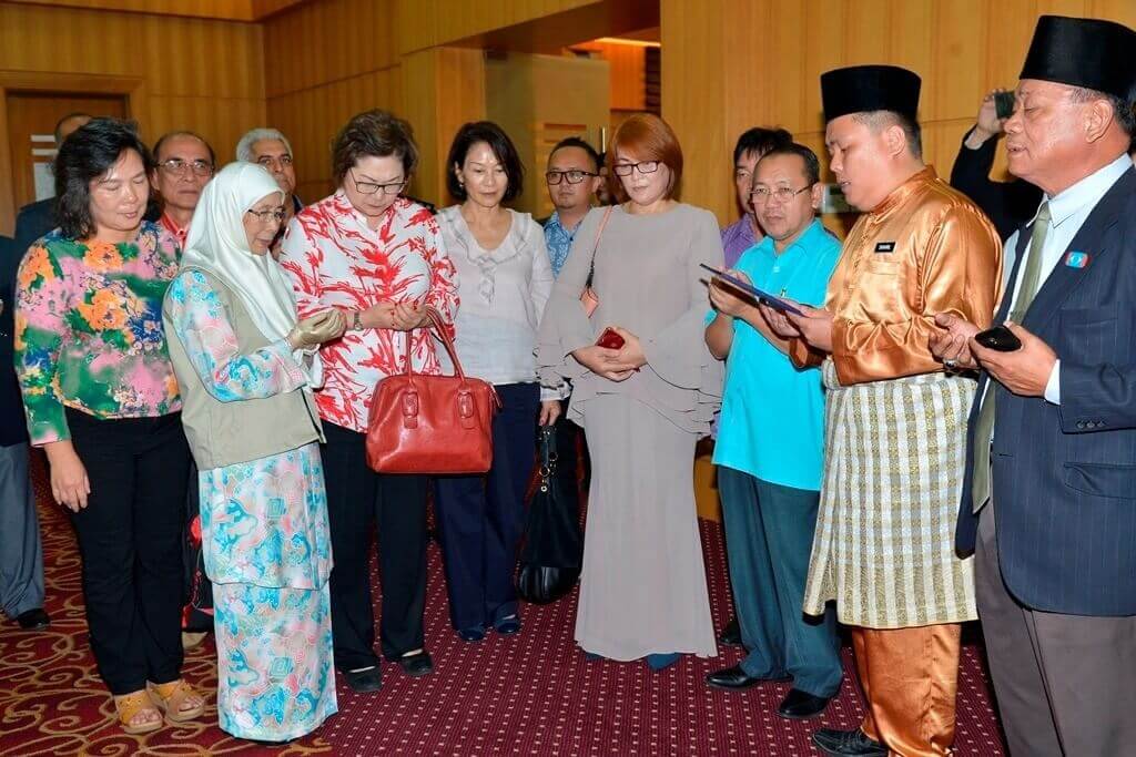 Wan Azizah (dua dari kiri) mengaminkan bacaan doa selamat sebelum memulakan perjalanan ke Dewan Masyarakat Putatan sempena lawatan kerja sehari di negeri ini.