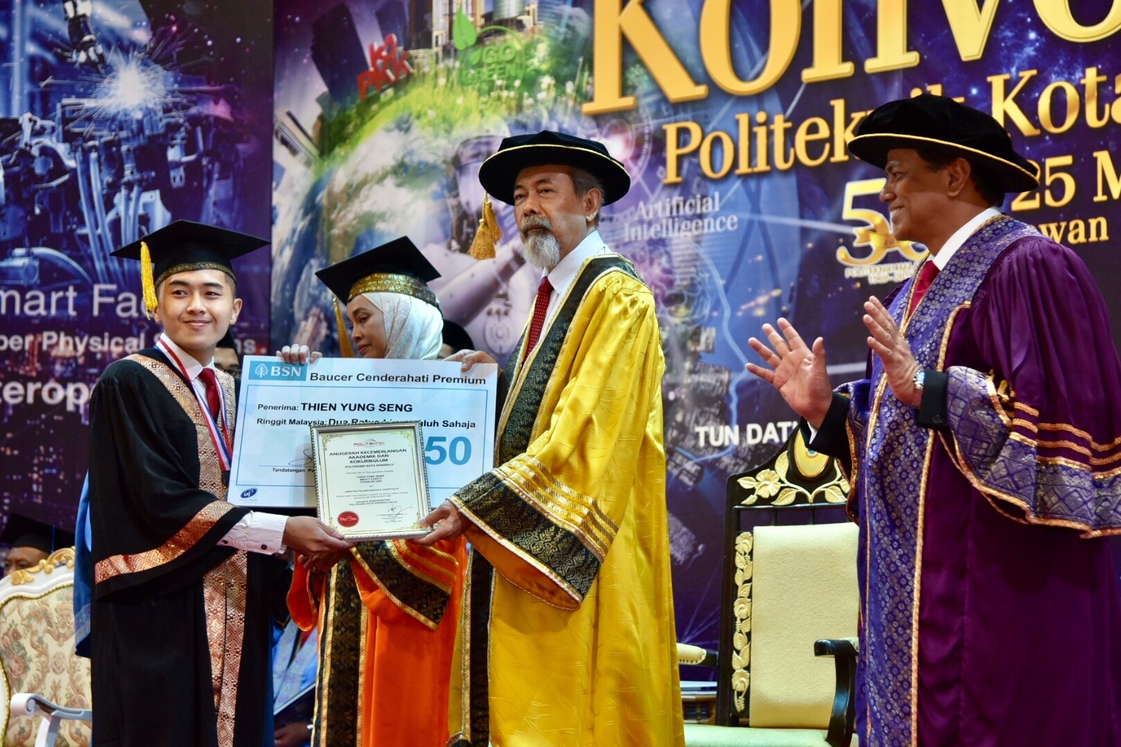 Graduan, Thien Yung Seng dari Jabatan Pelancongan dan Hospitaliti menerima Anugerah Kecemerlangan Akademik dan Kokurikulum yang disampaikan oleh Tun Juhar.