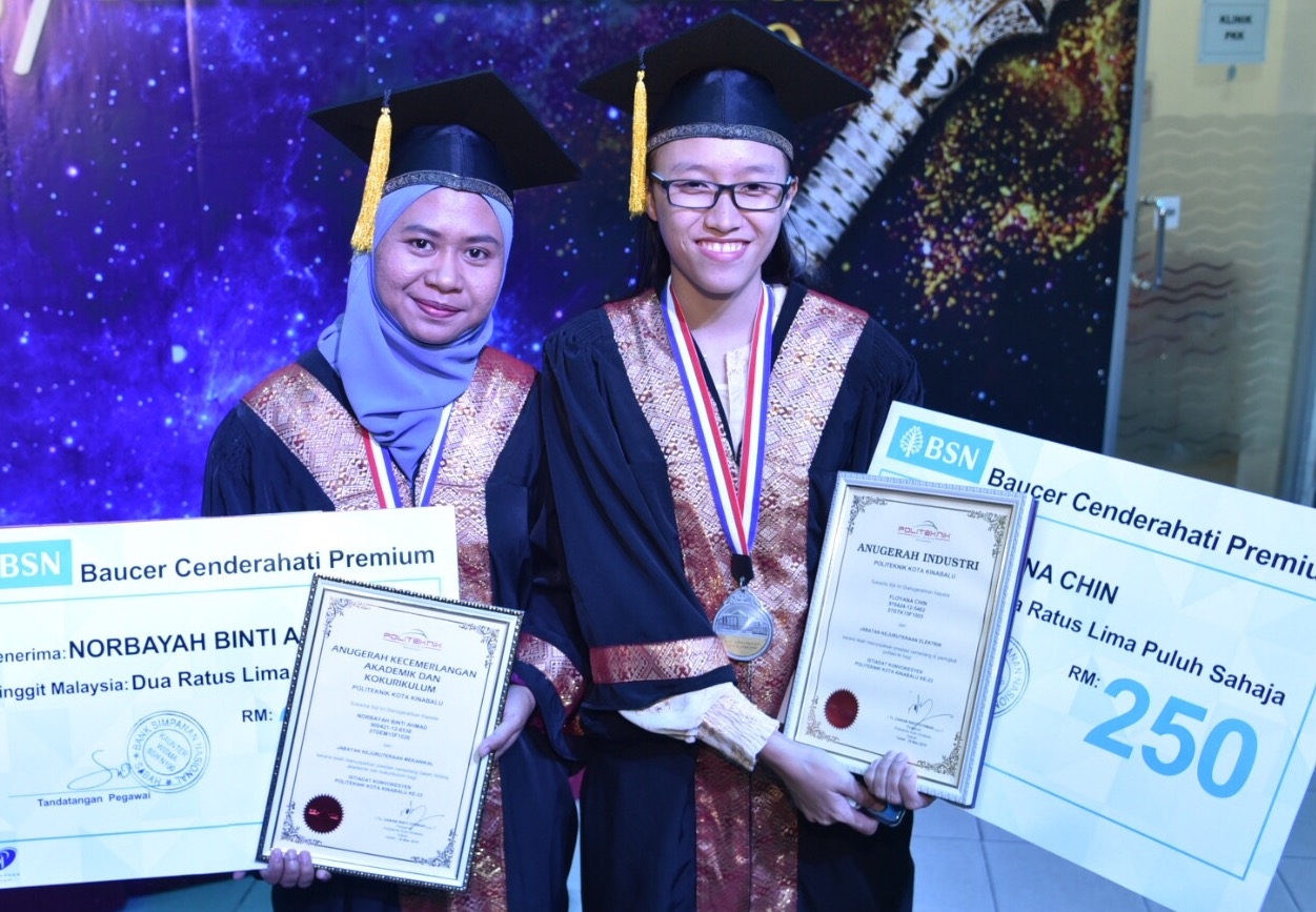 Penerima Anugerah Kecemerlangan Akademik dan Kokurikulum, Norbayah Ahmad (kiri) dan Penerima Anugerah Industri, Floyana merakam gambar kenangan bersama.