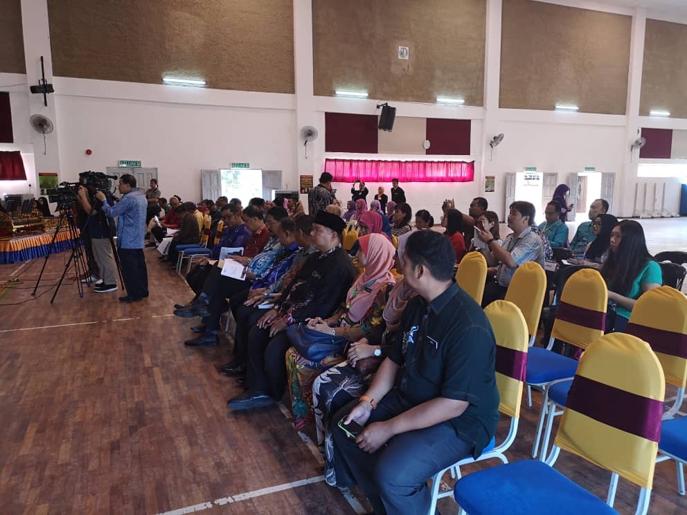 sidang media yang diadakan pagi tadi berlangsung di Dewan Sekolah Menengah kebangsaan Pondok Upeh
