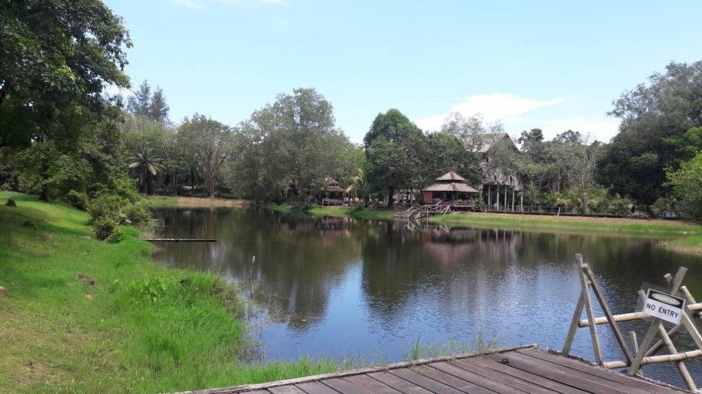 Kampung Budaya Sarawak kelihatan indah dipagari oleh tumbuhan hijau