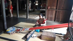 Wanita Iban menyulam ‘pua kumbu’ sejenis kain yang mempunyai corak menarik dan popular di Sarawak