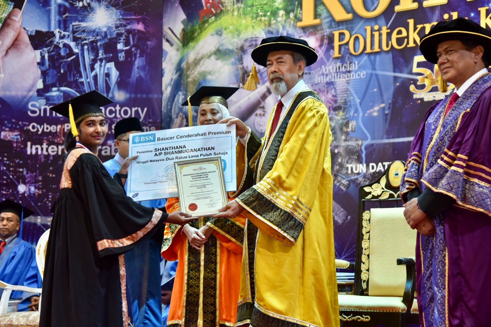 Tun Juhar (dua dari kanan) menyampaikan Anugerah Pengarah Politeknik kepada Shanthana.