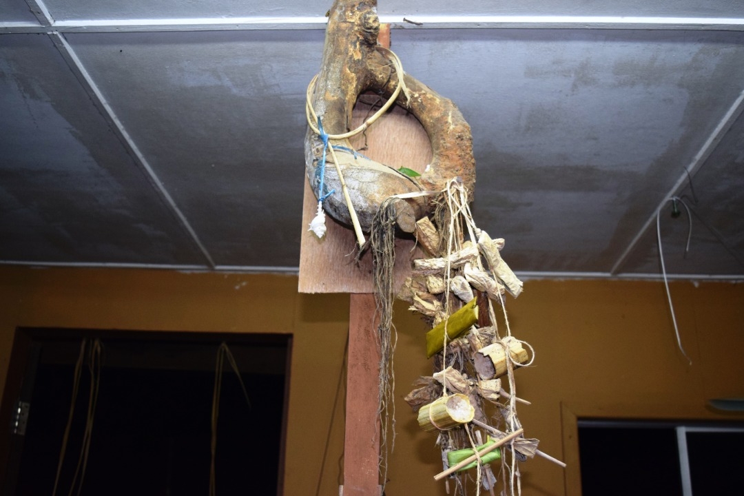 Rame’ yang digantung di tiang rumah