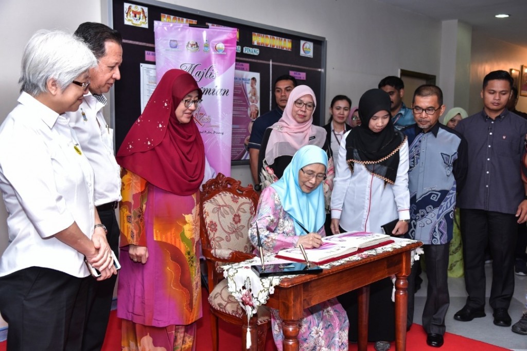 Dato' Seri Dr Wan Azizah Wan Ismail memandangkan Buku pelawat semasa hadir merasmikan Anjung Kasih (YKN) Hospital Pulau Pinang