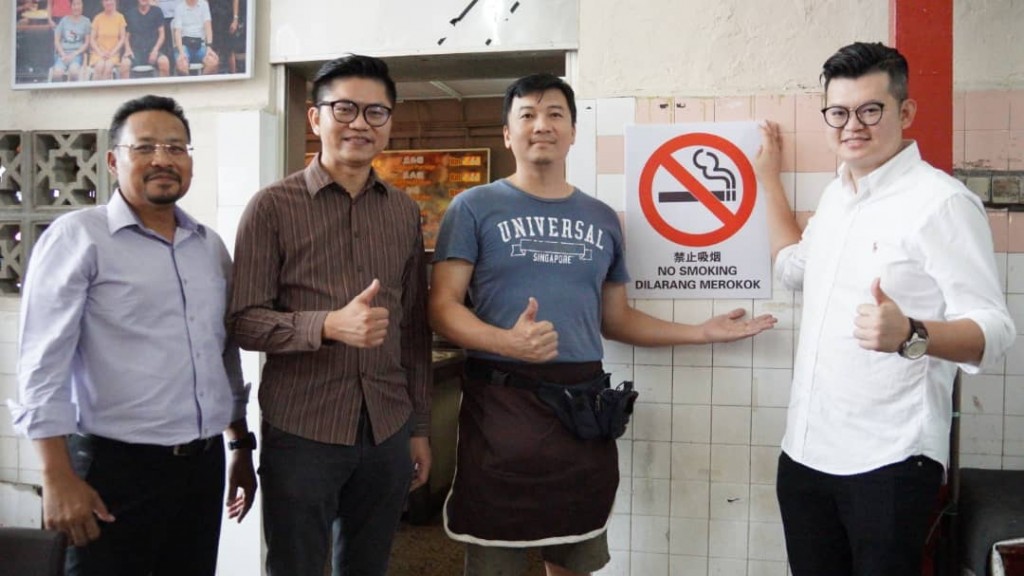 Dr Kelvin, Wong King Wei, Ajes Tuah dan Chang Sin Chow menunjukkan tanda bagus selepas selesai menampai papan tanda ‘Larangan Merokok’ di kedai makan Lau Ya Keng Food Court