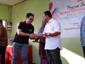 Amirudin (kanan) menyerahkan Insetif Perkahwinan Belia kepada salah seorang penerima semasa Program Santai Bersama Penduduk dan Penyerahan IPR di Kampung Melayu Batu Caves Selatan, semalam.