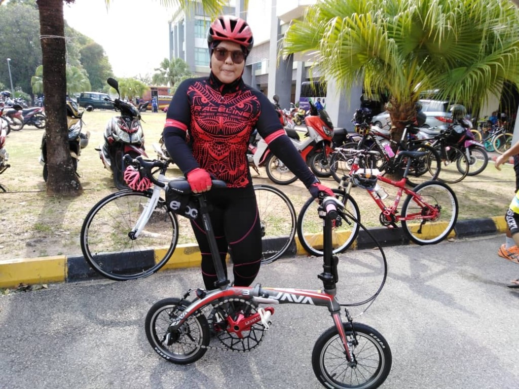 Liyana Izzati Mohamad Isa, bersama basikal jenis lipat (folding bike) jenama Java