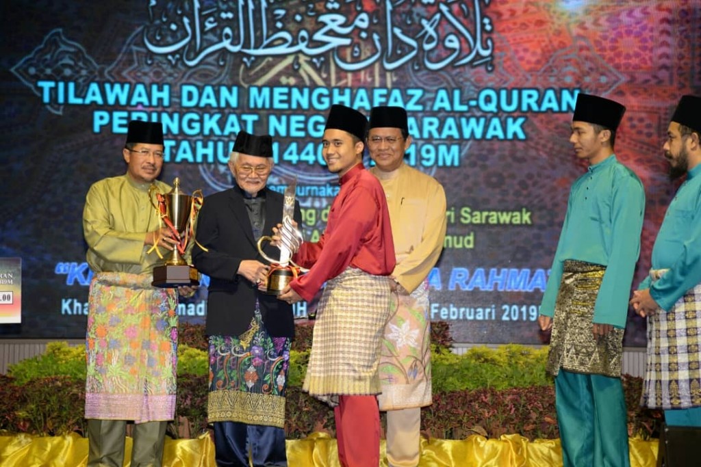 TunTaib menyampaikan hadiah kepada Johan Qari Hadi Mohd Sharkawi.