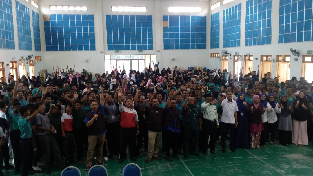Pelajar SMK Saujana Indah ceria ketika bergambar di Program Amalan Demokrasi