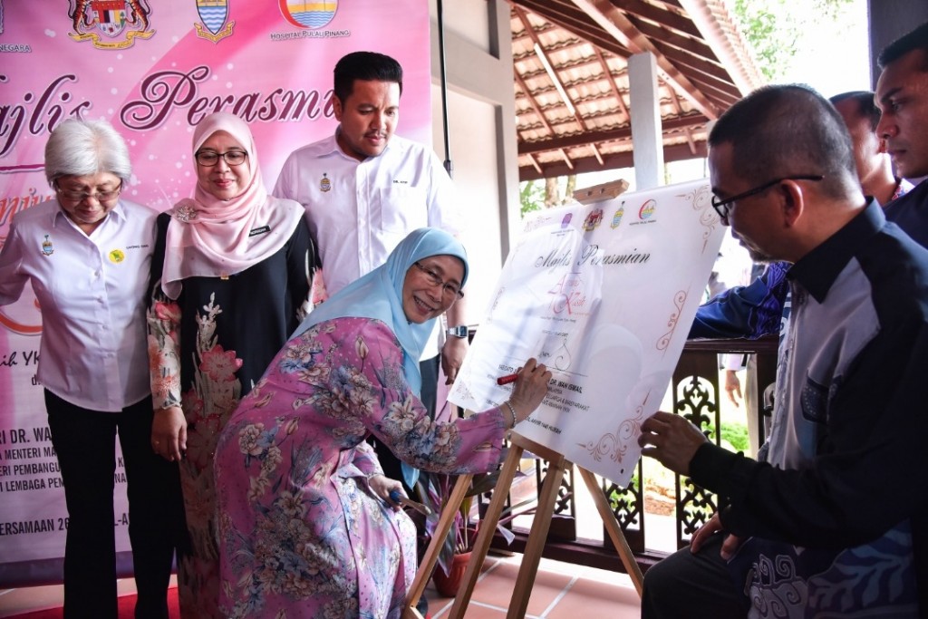 YAB Timbalan Perdana Menteri Dato' Seri Dr Wan Azizah Wan Ismail menandatangani Plak Perasmian Anjung Kasih YKN Hospital Pulau Pinang